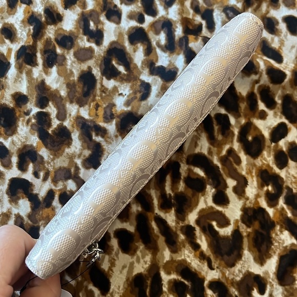 Brand New Guess Rose Dust Iridescent Trifold Card Organizer Snap Close Wallet - Picture 6 of 13